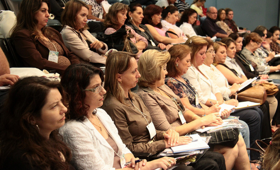 O Governo do Estado vai depositar até o fim da semana que vem a primeira das 10 parcelas mensais dos recursos destinados ao transporte escolar nos municípios.<br />
<br />
Veja mais fotos em: <a href=" http://www.flickr.com/photos/flavioarns/sets/72157632801346393/" target="_blank"> http://www.flickr.com/photos/flavioarns/</a>