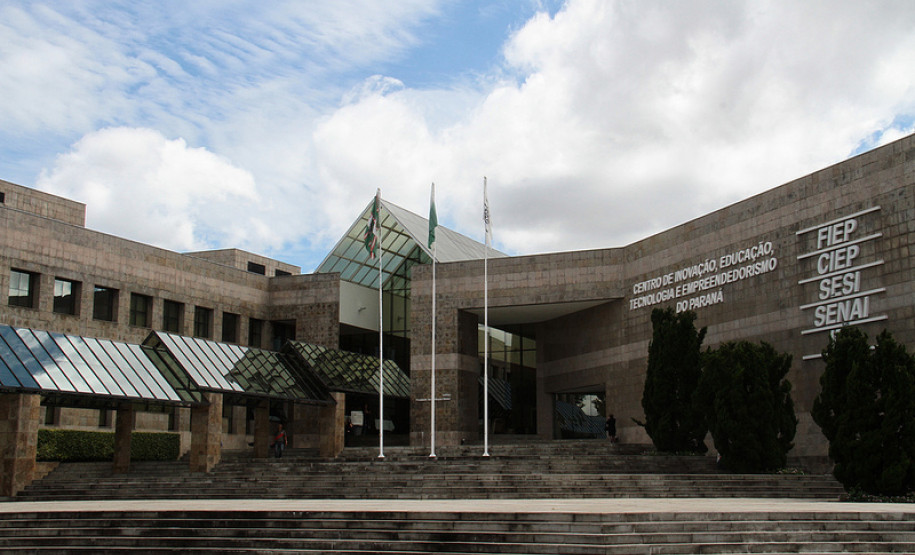 O Governo do Estado vai depositar até o fim da semana que vem a primeira das 10 parcelas mensais dos recursos destinados ao transporte escolar nos municípios.<br />
<br />
Veja mais fotos em: <a href=" http://www.flickr.com/photos/flavioarns/sets/72157632801346393/" target="_blank"> http://www.flickr.com/photos/flavioarns/</a>