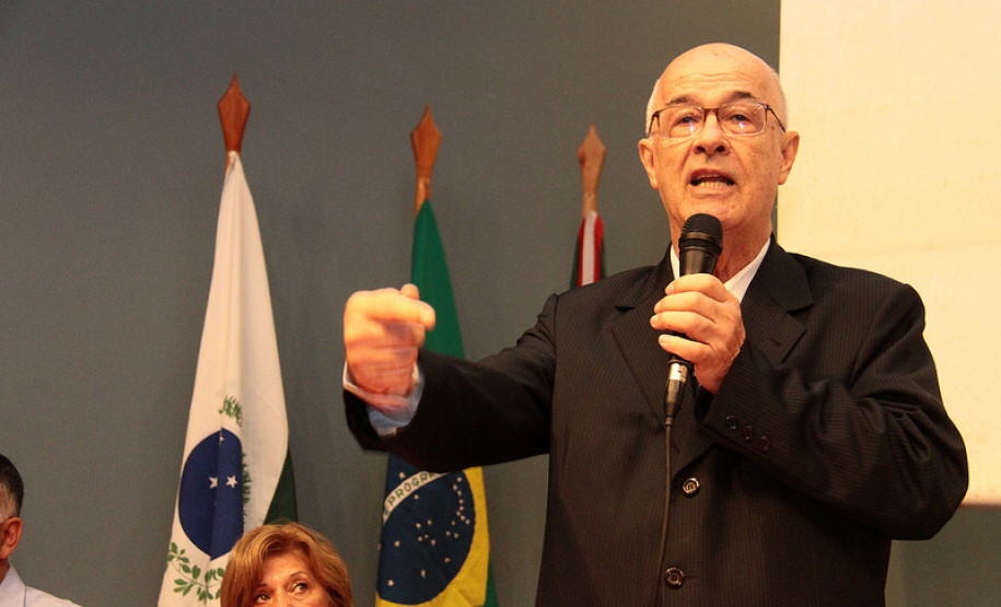 O Governo do Estado vai depositar até o fim da semana que vem a primeira das 10 parcelas mensais dos recursos destinados ao transporte escolar nos municípios.<br />
<br />
Veja mais fotos em: <a href=" http://www.flickr.com/photos/flavioarns/sets/72157632801346393/" target="_blank"> http://www.flickr.com/photos/flavioarns/</a>