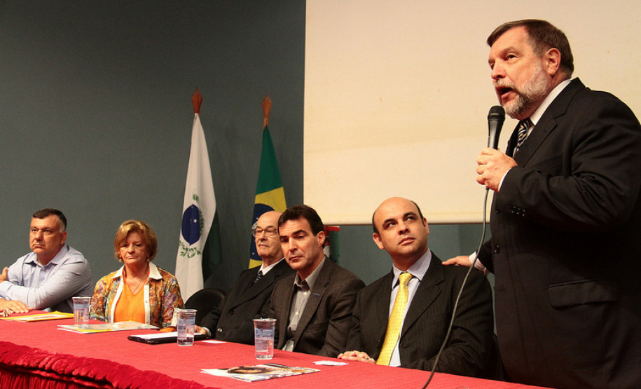 O Governo do Estado vai depositar até o fim da semana que vem a primeira das 10 parcelas mensais dos recursos destinados ao transporte escolar nos municípios.<br />
<br />
Veja mais fotos em: <a href=" http://www.flickr.com/photos/flavioarns/sets/72157632801346393/" target="_blank"> http://www.flickr.com/photos/flavioarns/</a>