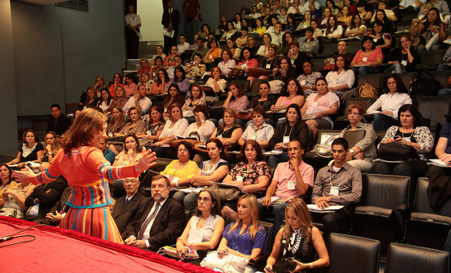 O Governo do Estado vai depositar até o fim da semana que vem a primeira das 10 parcelas mensais dos recursos destinados ao transporte escolar nos municípios.<br />
<br />
Veja mais fotos em: <a href=" http://www.flickr.com/photos/flavioarns/sets/72157632801346393/" target="_blank"> http://www.flickr.com/photos/flavioarns/</a>