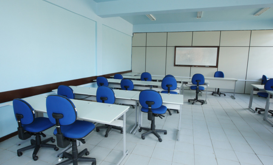 PALMEIRA/PR 20 DE FEVEREIRO DE 2013 - COLÉGIO ESTADUAL DOM ALBERTO GONÇALVES - Sala para cursos técnicos.