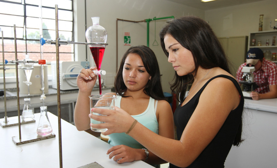 CASTRO-PR 19 DE FEVEREIRO DE 2013 - Centro Estadual de Educação Profissional Olegário Macedo - Educação Profissional dos Campos Gerais. Alunas (e) Ariel Talissa Oberek  (d) Elizama B. Almeida.