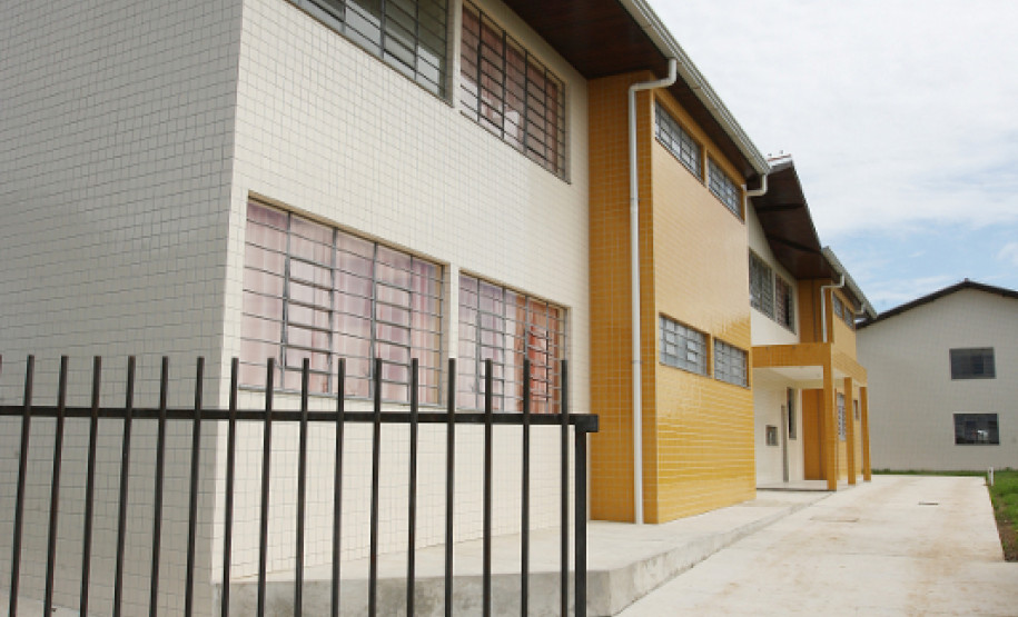 A construção de três novos dormitórios no colégio agrícola estadual Getúlio Vargas, no município de Palmeira, ampliou de 84 para 240 o número de vagas para estudantes.