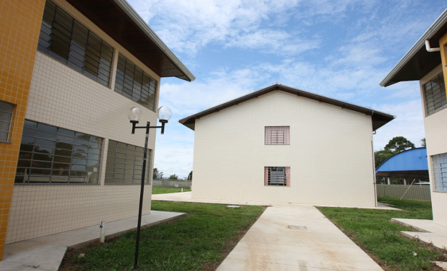 A construção de três novos dormitórios no colégio agrícola estadual Getúlio Vargas, no município de Palmeira, ampliou de 84 para 240 o número de vagas para estudantes.