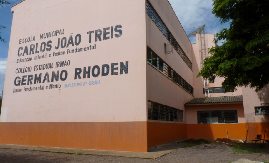A parceria entre a Secretaria de Estado da Educação e a prefeitura de Toledo está beneficiando alunos, professores e funcionários do Colégio Estadual Germano Rhoden, onde também funciona a Escola Municipal Carlos João Treis. Em janeiro passado começou uma grande reforma completa para recuperar as instalações do colégio que há mais de 15 anos não recebia melhorais.