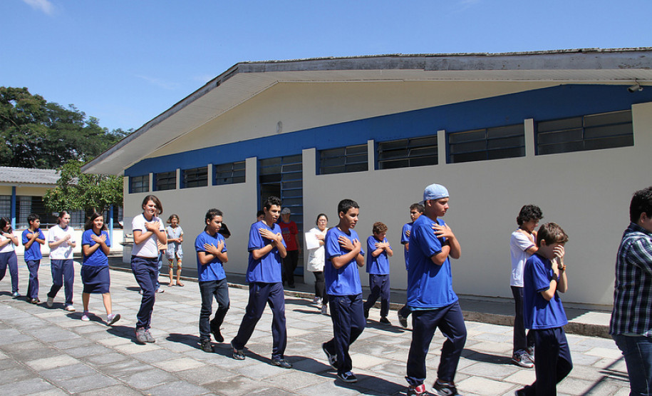 O Colégio Estadual Professora Luiza Ross, em Curitiba, passou por um treinamento de abandono de prédio em uma simulação de risco. A ação marcou o início das atividades do programa Brigada Escolar para 2013, e foi coordenada por equipes da Defesa Civil e do Corpo de Bombeiros. <br />
<br />
Veja mais fotos em: <a href=" http://www.flickr.com/photos/flavioarns/sets/72157632815149604/ " target="_blank"> http://www.flickr.com/photos/flavioarns/ </a>