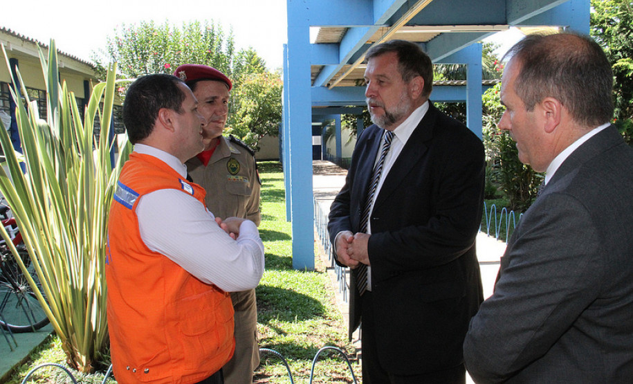 O Colégio Estadual Professora Luiza Ross, em Curitiba, passou por um treinamento de abandono de prédio em uma simulação de risco. A ação marcou o início das atividades do programa Brigada Escolar para 2013, e foi coordenada por equipes da Defesa Civil e do Corpo de Bombeiros. <br />
<br />
Veja mais fotos em: <a href=" http://www.flickr.com/photos/flavioarns/sets/72157632815149604/ " target="_blank"> http://www.flickr.com/photos/flavioarns/ </a>