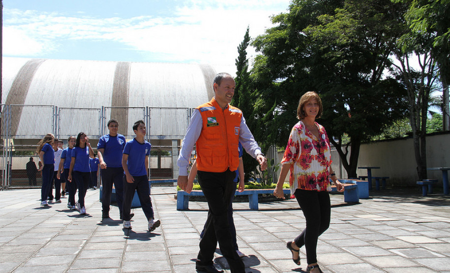 O Colégio Estadual Professora Luiza Ross, em Curitiba, passou por um treinamento de abandono de prédio em uma simulação de risco. A ação marcou o início das atividades do programa Brigada Escolar para 2013, e foi coordenada por equipes da Defesa Civil e do Corpo de Bombeiros. <br />
<br />
Veja mais fotos em: <a href=" http://www.flickr.com/photos/flavioarns/sets/72157632815149604/ " target="_blank"> http://www.flickr.com/photos/flavioarns/ </a>