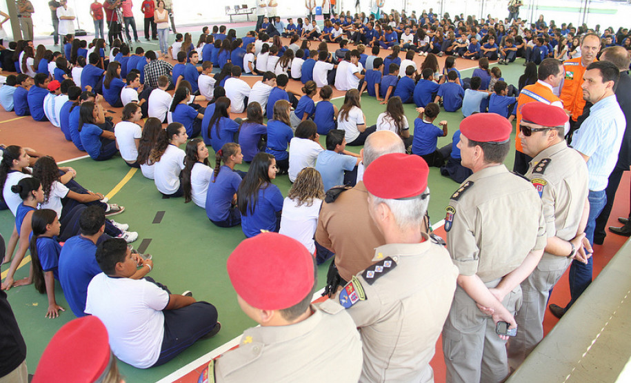 O Colégio Estadual Professora Luiza Ross, em Curitiba, passou por um treinamento de abandono de prédio em uma simulação de risco. A ação marcou o início das atividades do programa Brigada Escolar para 2013, e foi coordenada por equipes da Defesa Civil e do Corpo de Bombeiros. <br />
<br />
Veja mais fotos em: <a href=" http://www.flickr.com/photos/flavioarns/sets/72157632815149604/ " target="_blank"> http://www.flickr.com/photos/flavioarns/ </a>
