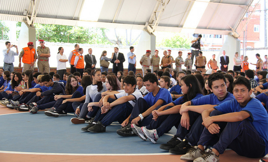 O Colégio Estadual Professora Luiza Ross, em Curitiba, passou por um treinamento de abandono de prédio em uma simulação de risco. A ação marcou o início das atividades do programa Brigada Escolar para 2013, e foi coordenada por equipes da Defesa Civil e do Corpo de Bombeiros. <br />
<br />
Veja mais fotos em: <a href=" http://www.flickr.com/photos/flavioarns/sets/72157632815149604/ " target="_blank"> http://www.flickr.com/photos/flavioarns/ </a>