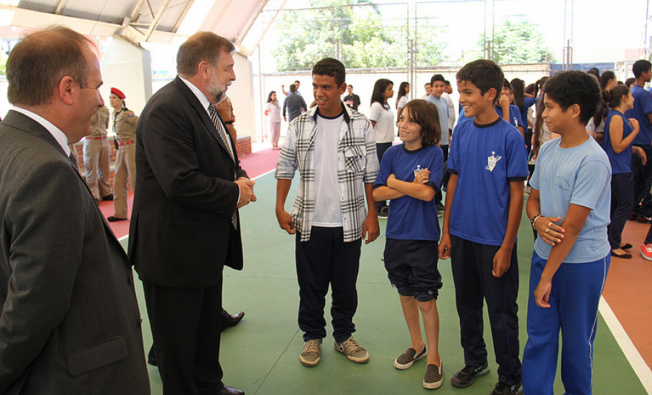 O Colégio Estadual Professora Luiza Ross, em Curitiba, passou por um treinamento de abandono de prédio em uma simulação de risco. A ação marcou o início das atividades do programa Brigada Escolar para 2013, e foi coordenada por equipes da Defesa Civil e do Corpo de Bombeiros. <br />
<br />
Veja mais fotos em: <a href=" http://www.flickr.com/photos/flavioarns/sets/72157632815149604/ " target="_blank"> http://www.flickr.com/photos/flavioarns/ </a>