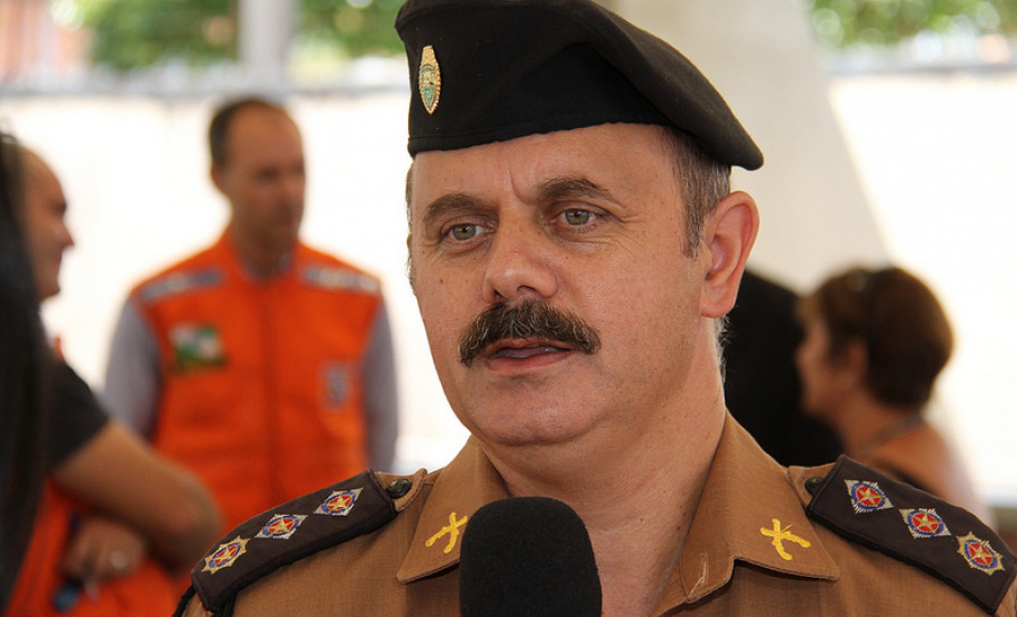 O Colégio Estadual Professora Luiza Ross, em Curitiba, passou por um treinamento de abandono de prédio em uma simulação de risco. A ação marcou o início das atividades do programa Brigada Escolar para 2013, e foi coordenada por equipes da Defesa Civil e do Corpo de Bombeiros. <br />
<br />
Veja mais fotos em: <a href=" http://www.flickr.com/photos/flavioarns/sets/72157632815149604/ " target="_blank"> http://www.flickr.com/photos/flavioarns/ </a>