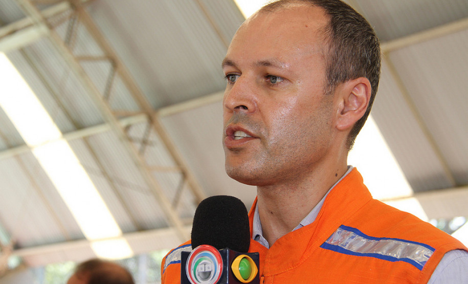 O Colégio Estadual Professora Luiza Ross, em Curitiba, passou por um treinamento de abandono de prédio em uma simulação de risco. A ação marcou o início das atividades do programa Brigada Escolar para 2013, e foi coordenada por equipes da Defesa Civil e do Corpo de Bombeiros. <br />
<br />
Veja mais fotos em: <a href=" http://www.flickr.com/photos/flavioarns/sets/72157632815149604/ " target="_blank"> http://www.flickr.com/photos/flavioarns/ </a>