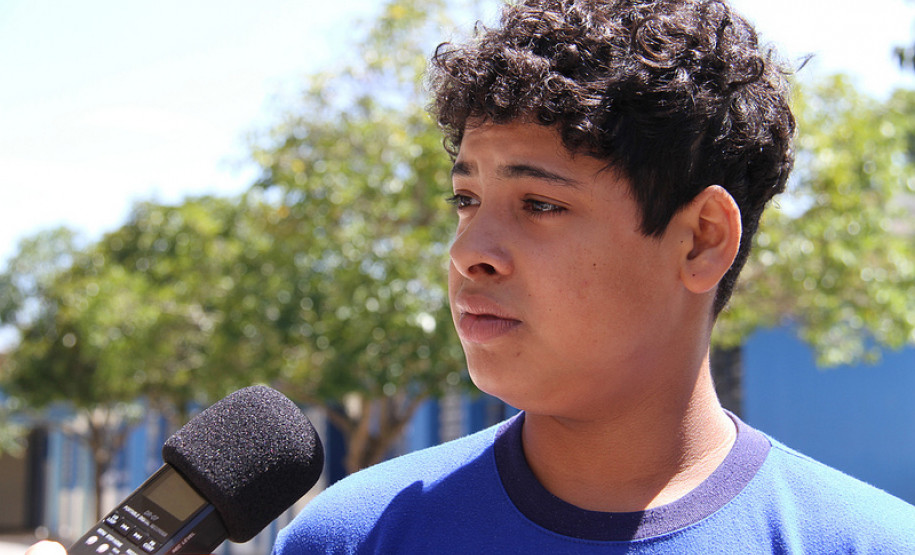 O Colégio Estadual Professora Luiza Ross, em Curitiba, passou por um treinamento de abandono de prédio em uma simulação de risco. A ação marcou o início das atividades do programa Brigada Escolar para 2013, e foi coordenada por equipes da Defesa Civil e do Corpo de Bombeiros. <br />
<br />
Veja mais fotos em: <a href=" http://www.flickr.com/photos/flavioarns/sets/72157632815149604/ " target="_blank"> http://www.flickr.com/photos/flavioarns/ </a>
