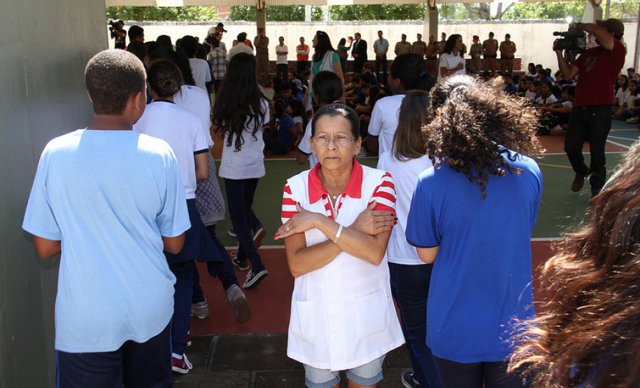 O Colégio Estadual Professora Luiza Ross, em Curitiba, passou por um treinamento de abandono de prédio em uma simulação de risco. A ação marcou o início das atividades do programa Brigada Escolar para 2013, e foi coordenada por equipes da Defesa Civil e do Corpo de Bombeiros. <br />
<br />
Veja mais fotos em: <a href=" http://www.flickr.com/photos/flavioarns/sets/72157632815149604/ " target="_blank"> http://www.flickr.com/photos/flavioarns/ </a>