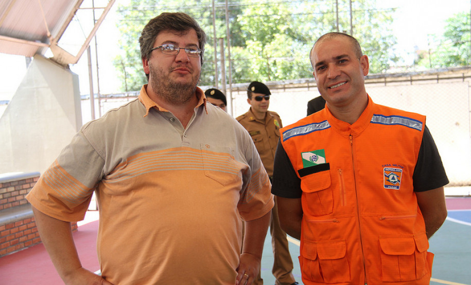 O Colégio Estadual Professora Luiza Ross, em Curitiba, passou por um treinamento de abandono de prédio em uma simulação de risco. A ação marcou o início das atividades do programa Brigada Escolar para 2013, e foi coordenada por equipes da Defesa Civil e do Corpo de Bombeiros. <br />
<br />
Veja mais fotos em: <a href=" http://www.flickr.com/photos/flavioarns/sets/72157632815149604/ " target="_blank"> http://www.flickr.com/photos/flavioarns/ </a>