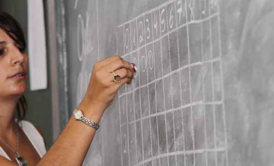 Índice de 3% incide sobre vencimentos a partir de julho. Em outubro, governo reajuste em mais2,83% salários de 84.165 professores. Aumento cumulativo será de 5,91%, porque segunda parcela incide sobre remuneração reajustada.