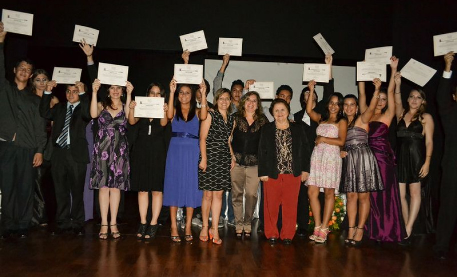 A primeira turma da Escola Social de Varejo se formou nesta quarta-feira (20). O projeto conta com quatro novas turmas abertas para 2013.
