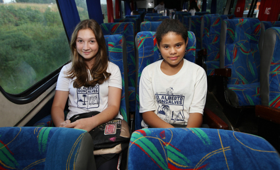 PALMEIRA/PR 20 DE FEVEREIRO DE 2013 - COLÉGIO ESTADUAL DOM ALBERTO GONÇALVES - Transporte Escolar, Alunas Isabela Auer e Mariele Cristina.