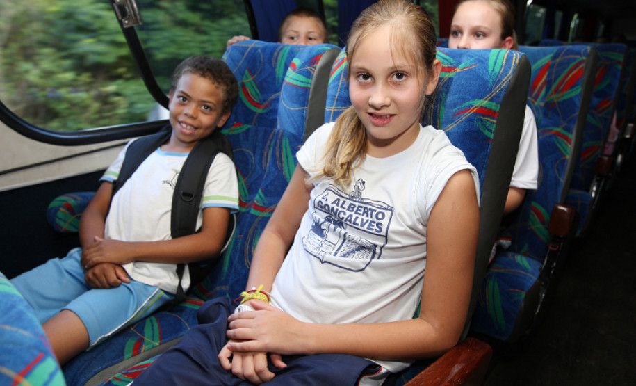 PALMEIRA/PR 20 DE FEVEREIRO DE 2013 - COLÉGIO ESTADUAL DOM ALBERTO GONÇALVES - Transporte Escolar, Alunos Bruno Alves de Freitas e Camila Antunes.