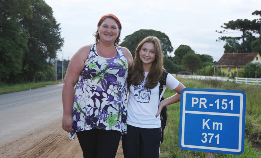 PALMEIRA/PR 20 DE FEVEREIRO DE 2013 - COLÉGIO ESTADUAL DOM ALBERTO GONÇALVES - Transporte Escolar, Isabela Auer e sua mãe.