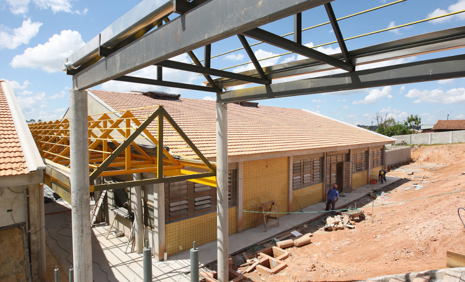 Obras na Escola Estadual Professora Geraldina da Mota, em Campo Largo.