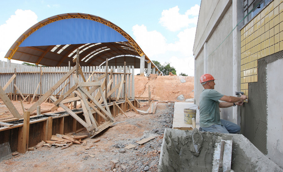 Obras na Escola Estadual Professora Geraldina da Mota, em Campo Largo.