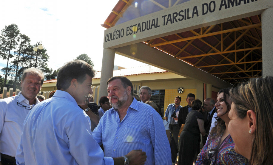 Governador Beto Richa inaugura o Colégio Estadual Tarsila do Amaral, acompanhado pelo Vice-Governador e Secretário da Educação, Flávio Arns, Prefeito de São José dos Pinhais, Luiz Carlos Setim, Secretário de Relações com a Comunidade, Ubirajara Schreiber, Deputados, Leopoldo Costa Meyer, Francisco Buhrer, Diretora do Colégio, Prof. Chayane Callegalim Rocha e demais autoridades.
São José dos Pinhais, 18/02/2013