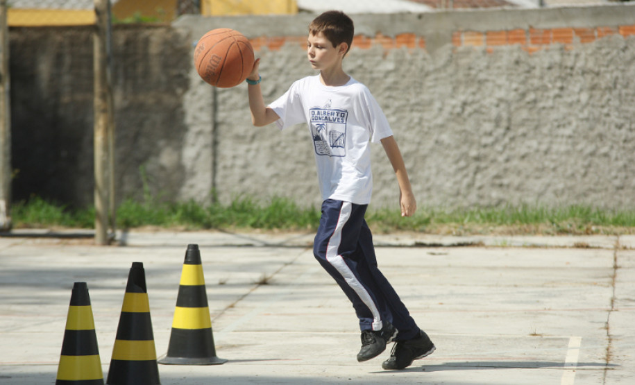 PALMEIRA/PR 20 DE FEVEREIRO DE 2013 - COLÉGIO ESTADUAL DOM ALBERTO GONÇALVES - Aula de Educação Física, Aluno João Maria de Andrade Neto.