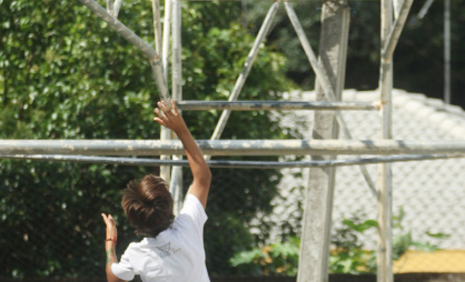 PALMEIRA/PR 20 DE FEVEREIRO DE 2013 - COLÉGIO ESTADUAL DOM ALBERTO GONÇALVES - Aula de Educação Física, Aluno Mateus Eduardo Silveira.