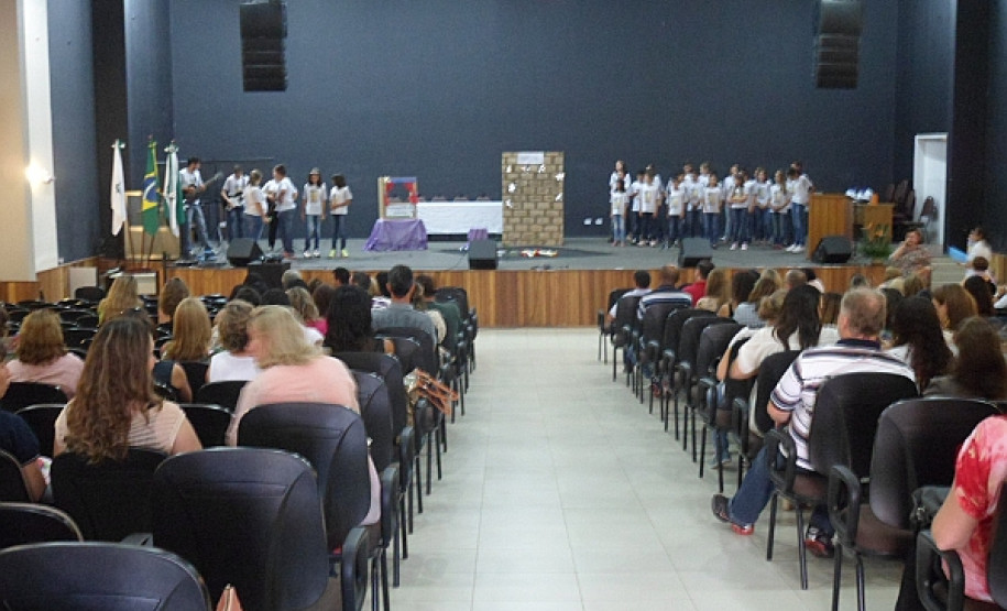 Professores da região de Cascavel que participam do Programa de Desenvolvimento Educacional (PDE) tiveram aula inaugural de 2013 nesta semana.