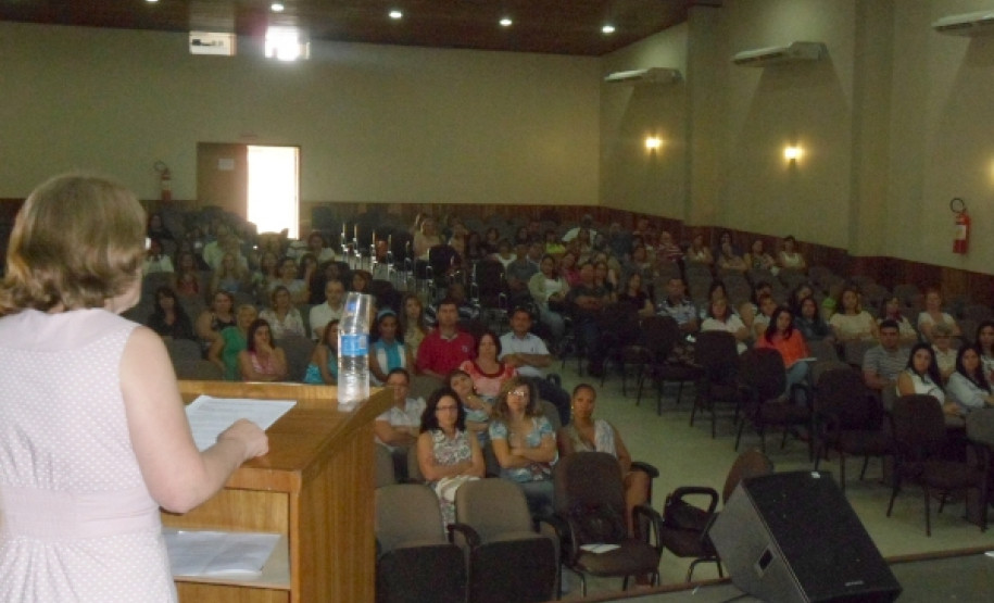 Professores da região de Cascavel que participam do Programa de Desenvolvimento Educacional (PDE) tiveram aula inaugural de 2013 nesta semana.