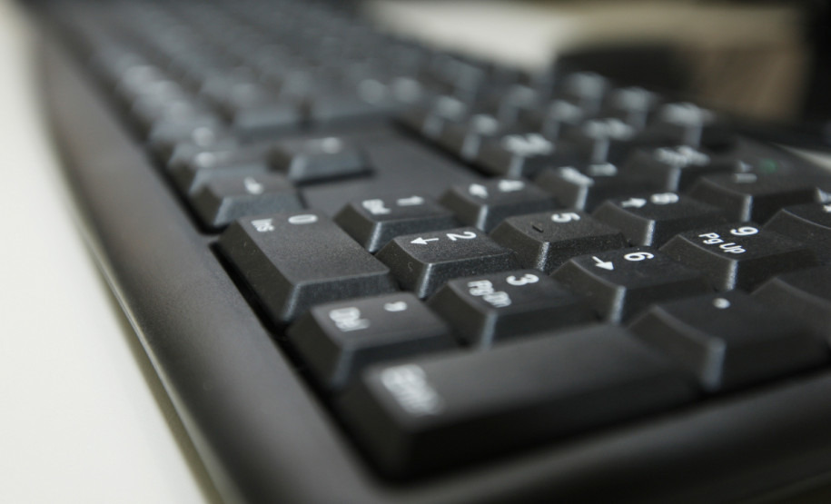 A Secretaria da Educação do Paraná está adquirindo 850 computadores e 124 notebooks, que serão distribuídos nos 32 NREs e na própria SEED.