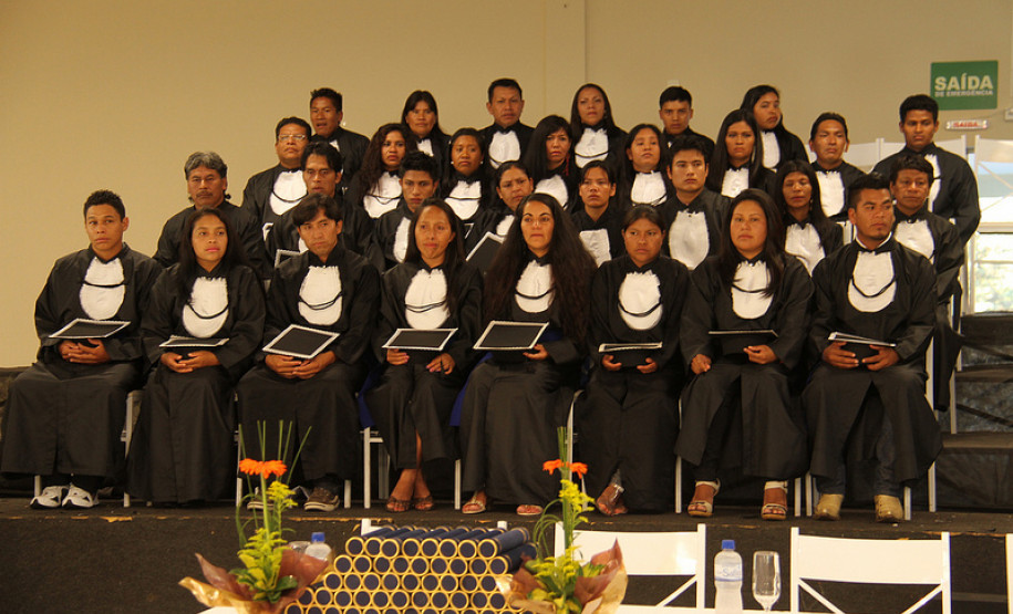 Formação de Docentes Indígenas Bilíngue Kaingang e Guarani
<br />
<br />
Veja mais fotos em: <a href=" http://www.flickr.com/photos/flavioarns/sets/72157632879229278/?page=2" target="_blank"> http://www.flickr.com/photos/flavioarns/</a>