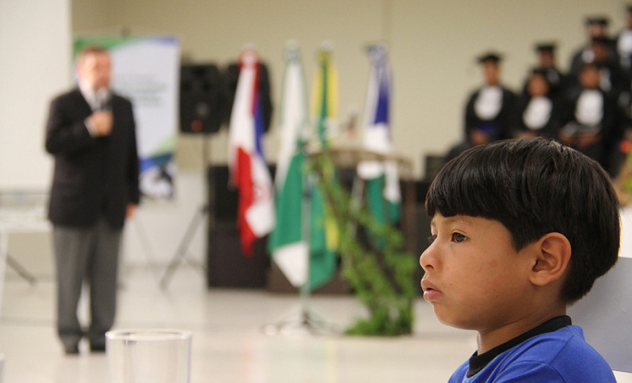 Formação de Docentes Indígenas Bilíngue Kaingang e Guarani
<br />
<br />
Veja mais fotos em: <a href=" http://www.flickr.com/photos/flavioarns/sets/72157632879229278/?page=2" target="_blank"> http://www.flickr.com/photos/flavioarns/</a>