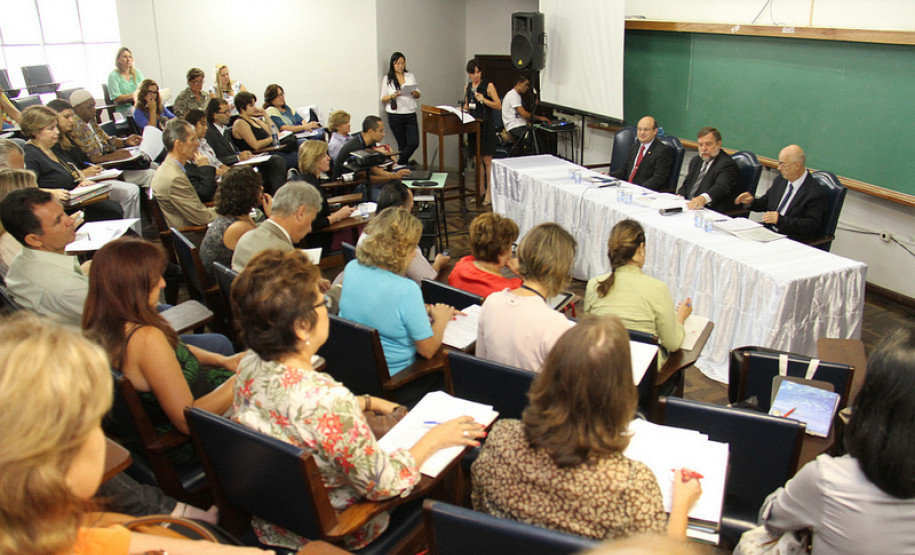 A reunião serve para orientar e planejar as conferências municipais e intermunicipais e a estadual que vão discutir o Plano Estadual de Educação. <br />
<br />
Veja mais fotos em: <a href=" http://www.flickr.com/photos/flavioarns/sets/72157632878236465/" target="_blank"> http://www.flickr.com/photos/flavioarns/</a>