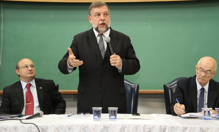 A reunião serve para orientar e planejar as conferências municipais e intermunicipais e a estadual que vão discutir o Plano Estadual de Educação. <br />
<br />
Veja mais fotos em: <a href=" http://www.flickr.com/photos/flavioarns/sets/72157632878236465/" target="_blank"> http://www.flickr.com/photos/flavioarns/</a>