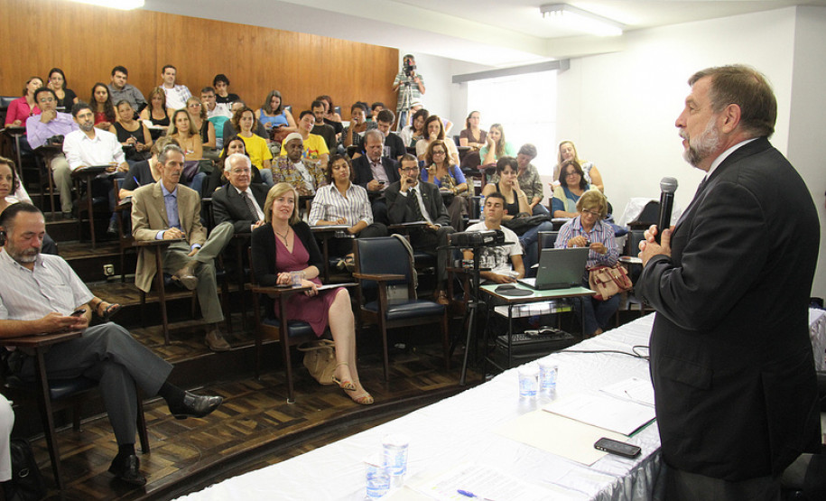 A reunião serve para orientar e planejar as conferências municipais e intermunicipais e a estadual que vão discutir o Plano Estadual de Educação. <br />
<br />
Veja mais fotos em: <a href=" http://www.flickr.com/photos/flavioarns/sets/72157632878236465/" target="_blank"> http://www.flickr.com/photos/flavioarns/</a>