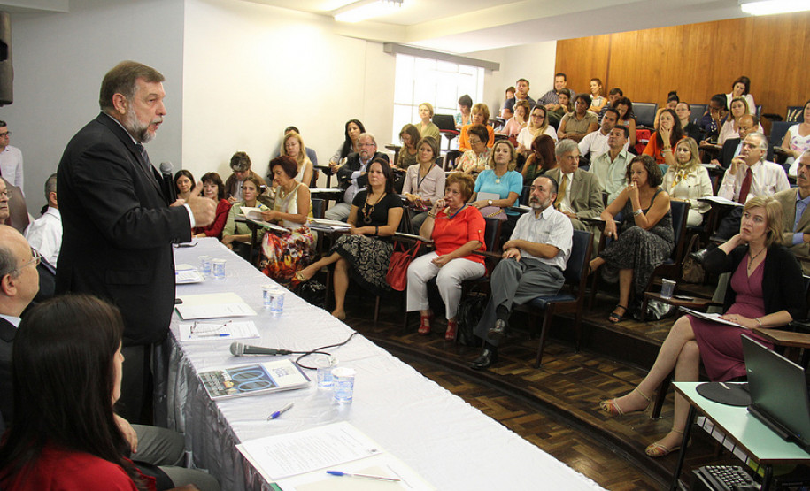 A reunião serve para orientar e planejar as conferências municipais e intermunicipais e a estadual que vão discutir o Plano Estadual de Educação. <br />
<br />
Veja mais fotos em: <a href=" http://www.flickr.com/photos/flavioarns/sets/72157632878236465/" target="_blank"> http://www.flickr.com/photos/flavioarns/</a>