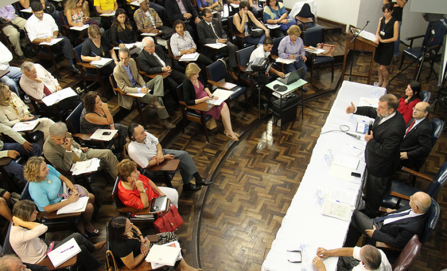 A reunião serve para orientar e planejar as conferências municipais e intermunicipais e a estadual que vão discutir o Plano Estadual de Educação. <br />
<br />
Veja mais fotos em: <a href=" http://www.flickr.com/photos/flavioarns/sets/72157632878236465/" target="_blank"> http://www.flickr.com/photos/flavioarns/</a>