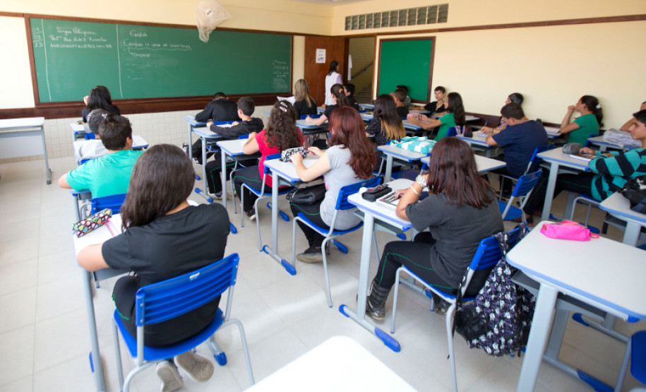04-03-13 - Escola Estadual Geraldina da Mota em Campo Largo no bairro Ferraria, alunos em sala de aula.