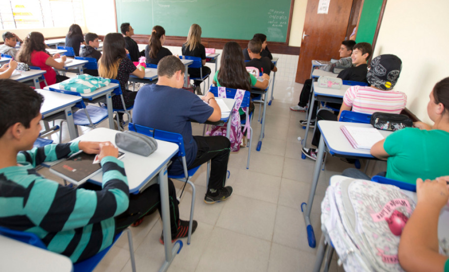 04-03-13 - Escola Estadual Geraldina da Mota em Campo Largo no bairro Ferraria, alunos em sala de aula.