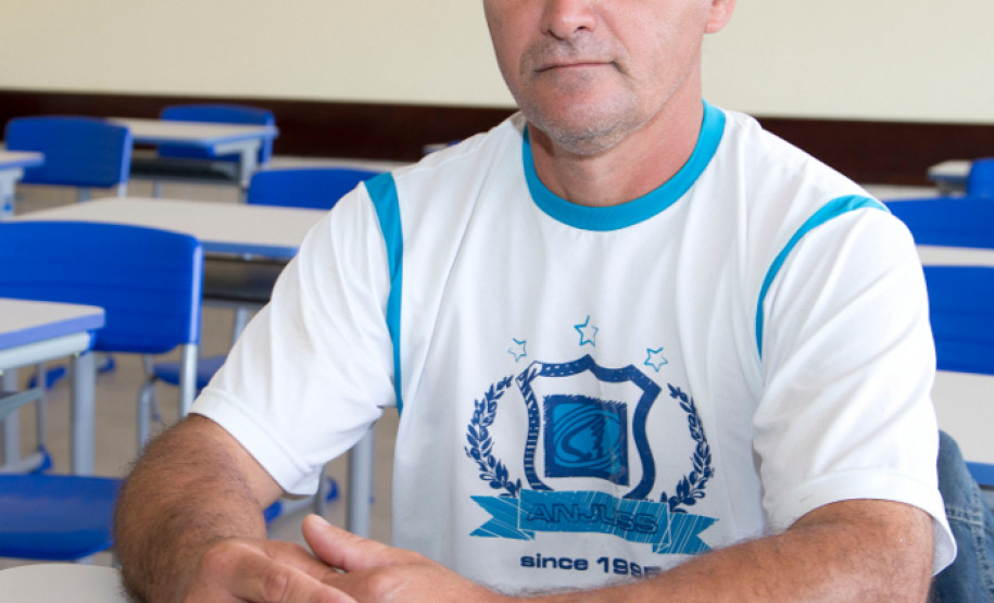 04-03-13 - Escola Estadual Geraldina da Mota em Campo Largo no bairro Ferraria, na foto Antonio Moreno Arroio, presidente da comissão de pais que acompanha a obra.