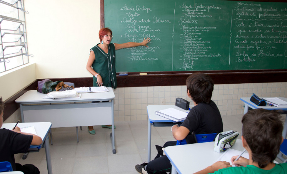 04-03-13 - Escola Estadual Geraldina da Mota em Campo Largo no bairro Ferraria, professora em sala de aula.
