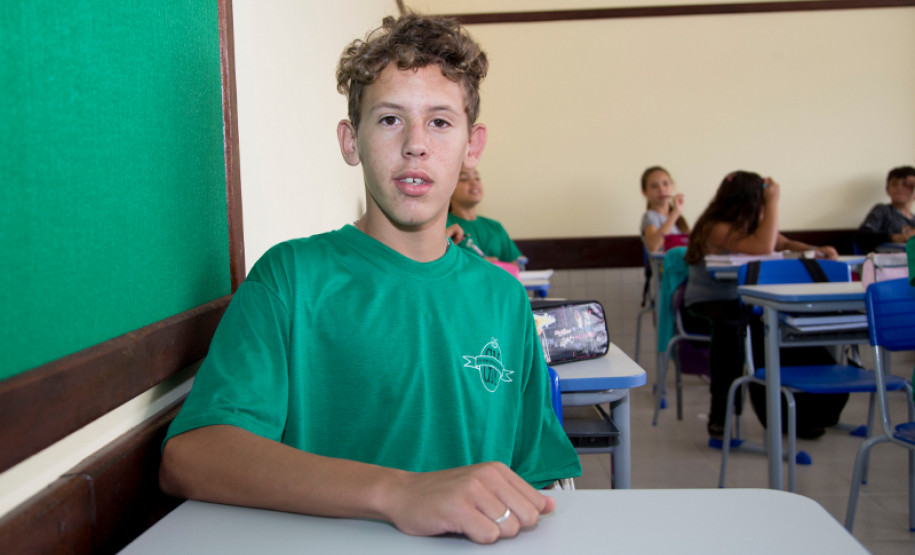 04-03-13 - Escola Estadual Geraldina da Mota em Campo Largo no bairro Ferraria, aluno Gabriel Alves dos Santos Casagrande de 14 anos.