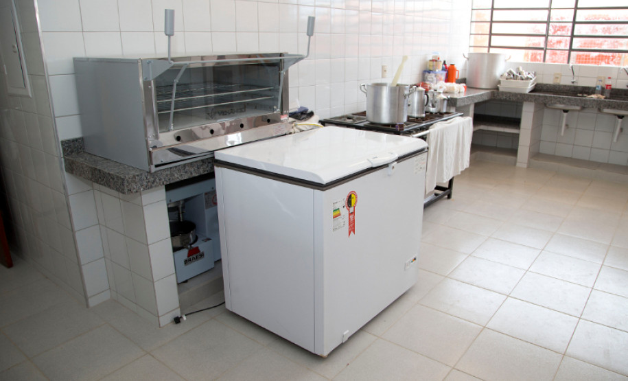 04-03-13 - Escola Estadual Geraldina da Mota em Campo Largo no bairro Ferraria, cozinha da escola.