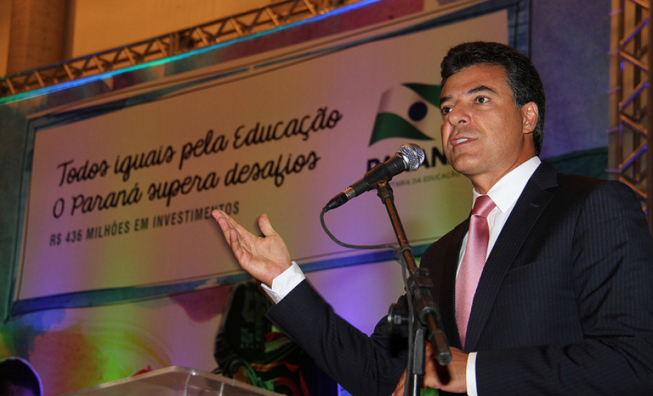 O governador Beto Richa lançou o programa Todos Iguais pela Educação, que garante para este ano um investimento de R$ 436 milhões nas escolas de ensino básico na modalidade educação especial.<br />
<br />
Veja mais fotos em: <a href=" http://www.flickr.com/photos/flavioarns/sets/72157632915877800/" target="_blank"> http://www.flickr.com/photos/flavioarns/</a>