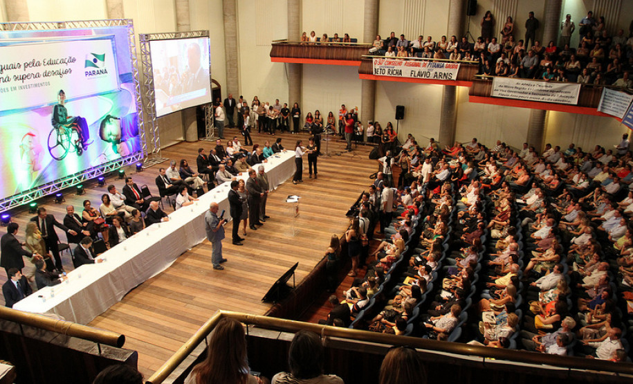 O governador Beto Richa lançou o programa Todos Iguais pela Educação, que garante para este ano um investimento de R$ 436 milhões nas escolas de ensino básico na modalidade educação especial.<br />
<br />
Veja mais fotos em: <a href=" http://www.flickr.com/photos/flavioarns/sets/72157632915877800/" target="_blank"> http://www.flickr.com/photos/flavioarns/</a>