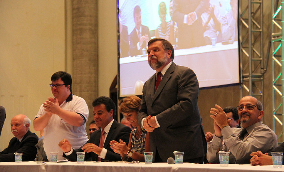 O governador Beto Richa lançou o programa Todos Iguais pela Educação, que garante para este ano um investimento de R$ 436 milhões nas escolas de ensino básico na modalidade educação especial.<br />
<br />
Veja mais fotos em: <a href=" http://www.flickr.com/photos/flavioarns/sets/72157632915877800/" target="_blank"> http://www.flickr.com/photos/flavioarns/</a>